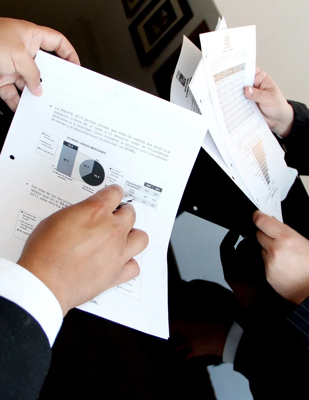 Asesora revisando documentación con un cliente